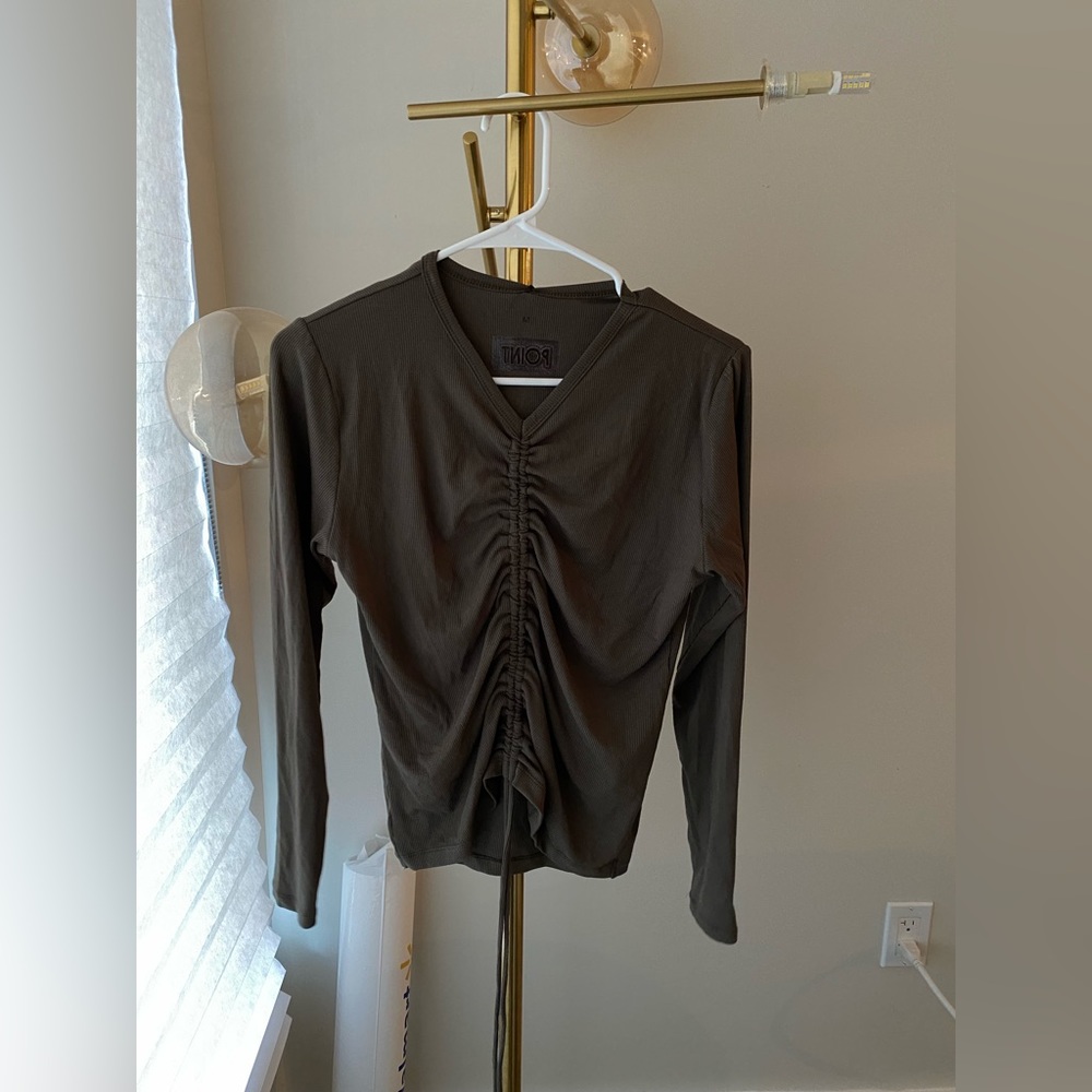 SHOP POINT RUCHED DETAIL TOP IN OLIVE GREEN